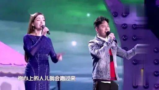 两位女生情歌对唱魅力时刻，最新流行情歌演绎精彩瞬间